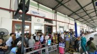 Suasana kepadatan ribuan penumpang kereta api di Stasiun Kediri pada masa libur sekolah