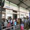 Suasana kepadatan ribuan penumpang kereta api di Stasiun Kediri pada masa libur sekolah