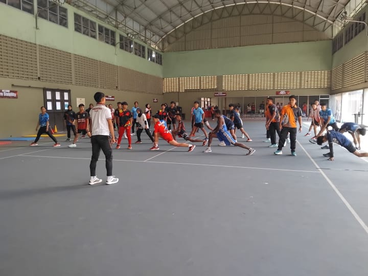 Atlet binaan KONI Kabupaten Kediri sedang menjalani tes fisik tahap pertama untuk persiapan Porprov Jatim 2027