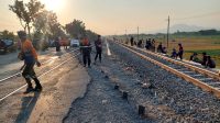Petugas melakukan penanganan di lokasi kecelakaan KA Logawa dengan truk di perlintasan sebidang wilayah Nganjuk.