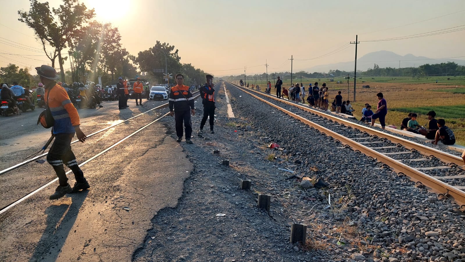 Petugas melakukan penanganan di lokasi kecelakaan KA Logawa dengan truk di perlintasan sebidang wilayah Nganjuk.
