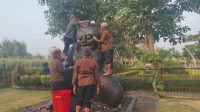 Masyarakat mengikuti prosesi Jamasan Totok Kerot pada Bulan Suro sebagai tradisi pelestarian budaya di Kabupaten Kediri.