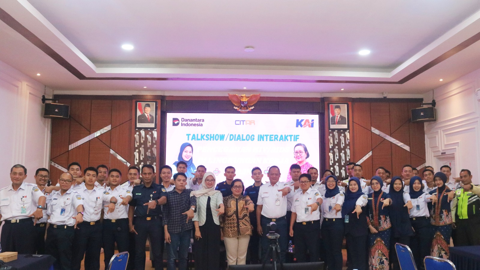 Pekerja dan keluarga mengikuti talkshow interaktif pencegahan HIV/AIDS yang diselenggarakan KAI Daop 7 Madiun.