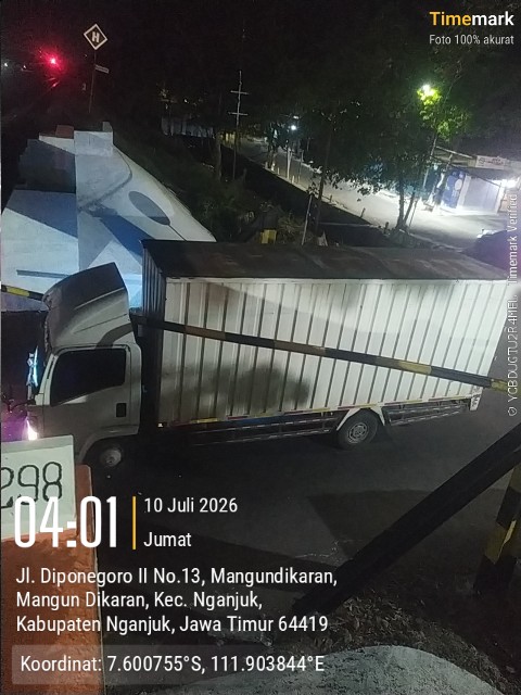 Portal pembatas tinggi kendaraan di underpass wilayah KAI Daop 7 Madiun yang dipasang untuk menjaga keselamatan perjalanan kereta api.