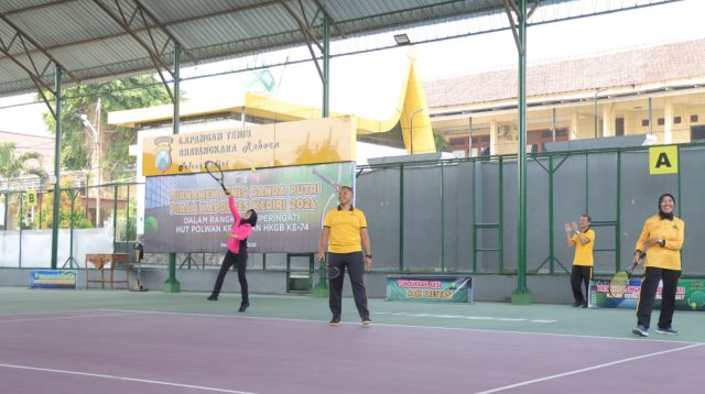 Turnamen Tenis Ganda Putri resmi dibuka oleh Kapolres Kediri, semarakkan HUT Polwan ke-78 dan HKGB ke-74
