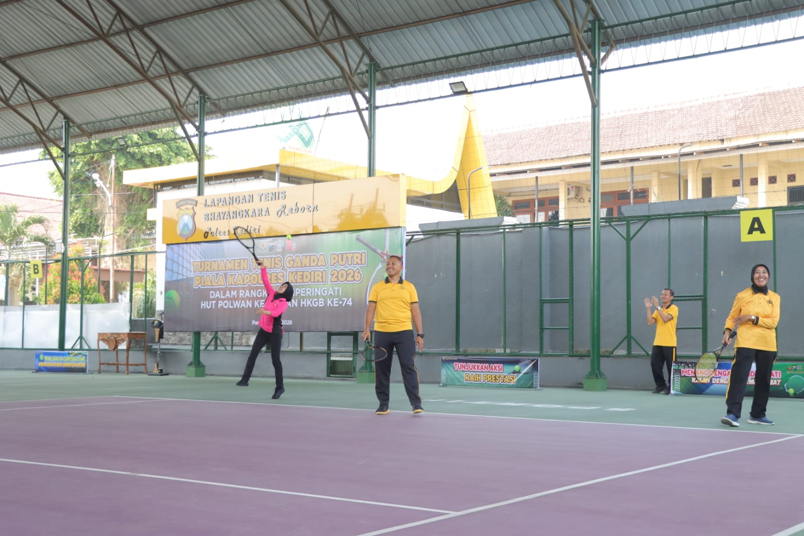Turnamen Tenis Ganda Putri resmi dibuka oleh Kapolres Kediri, semarakkan HUT Polwan ke-78 dan HKGB ke-74