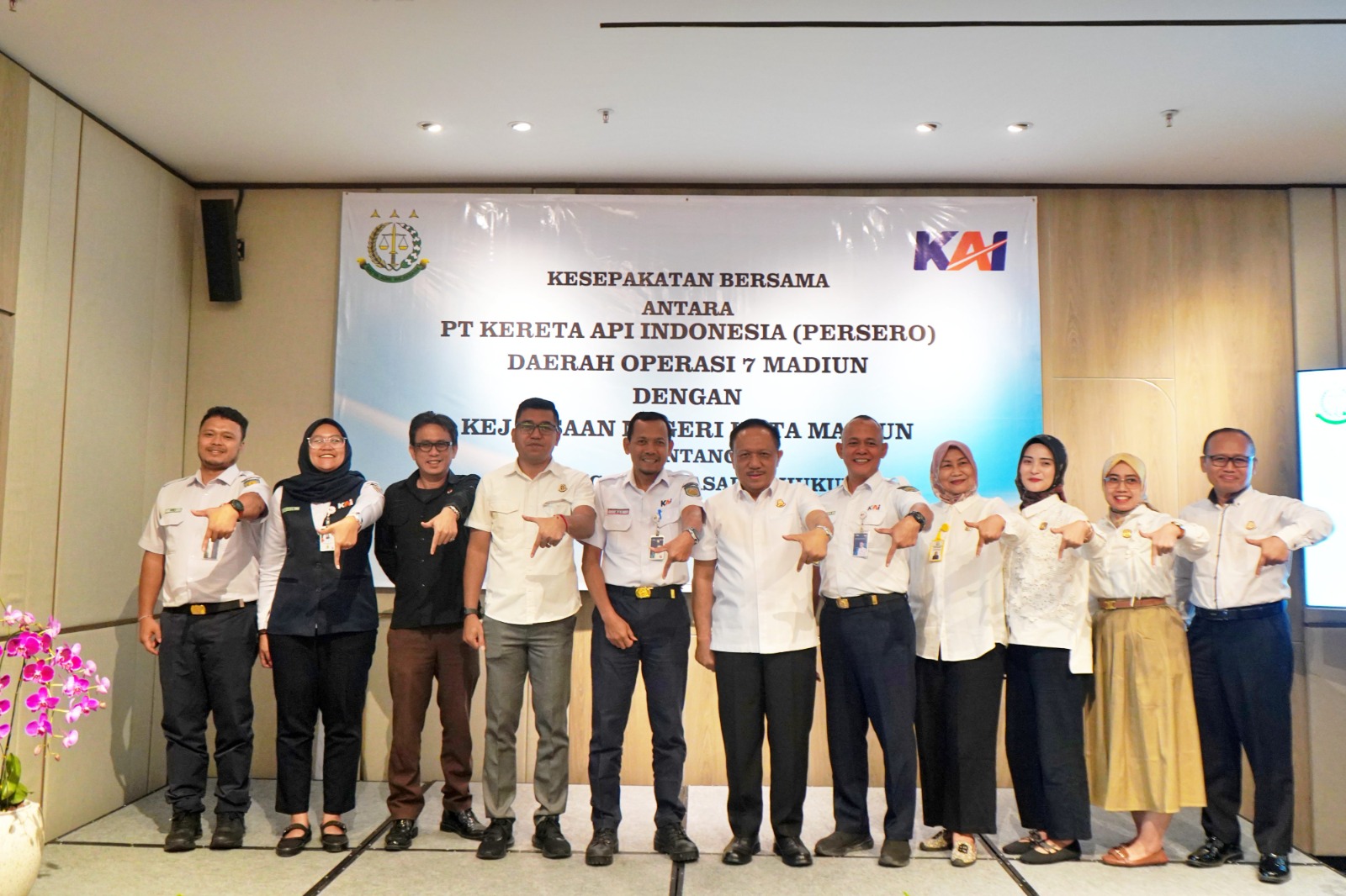 Perwakilan KAI Daop 7 Madiun dan Kejaksaan Negeri menandatangani kerja sama terkait perlindungan aset negara dan pendampingan hukum.