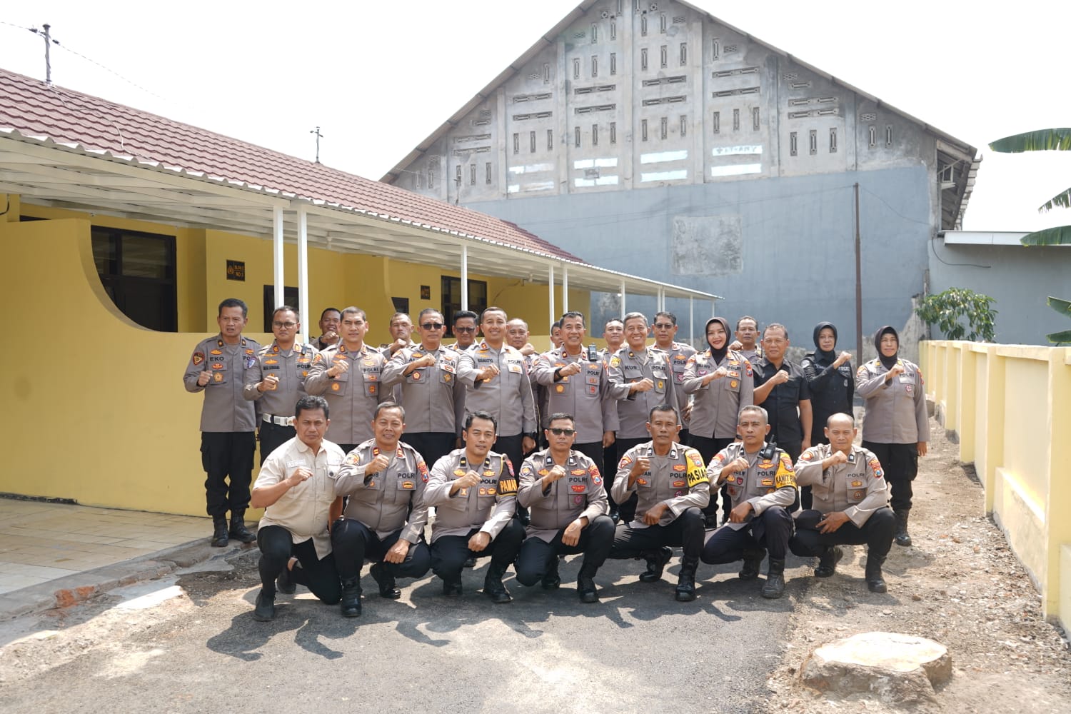 Kapolres Kediri meresmikan rumah dinas, pagar kawasan, lapangan parkir, dan taman hijau di lingkungan Polres Kediri.