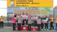Kapolres Kediri menyerahkan trofi kepada para juara Turnamen Tenis Ganda Putri Piala Kapolres Kediri 2026.