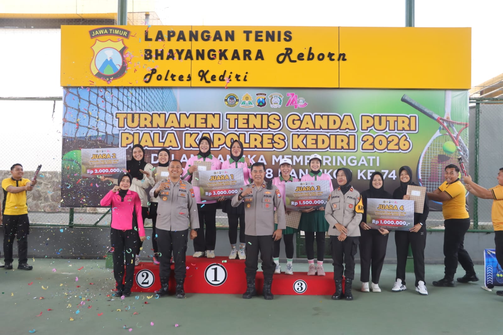 Kapolres Kediri menyerahkan trofi kepada para juara Turnamen Tenis Ganda Putri Piala Kapolres Kediri 2026.