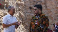 Bupati Kediri Mas Dhito sedang meninjau lahan yang dipersiapkan untuk lokasi pembangunan hotel haji