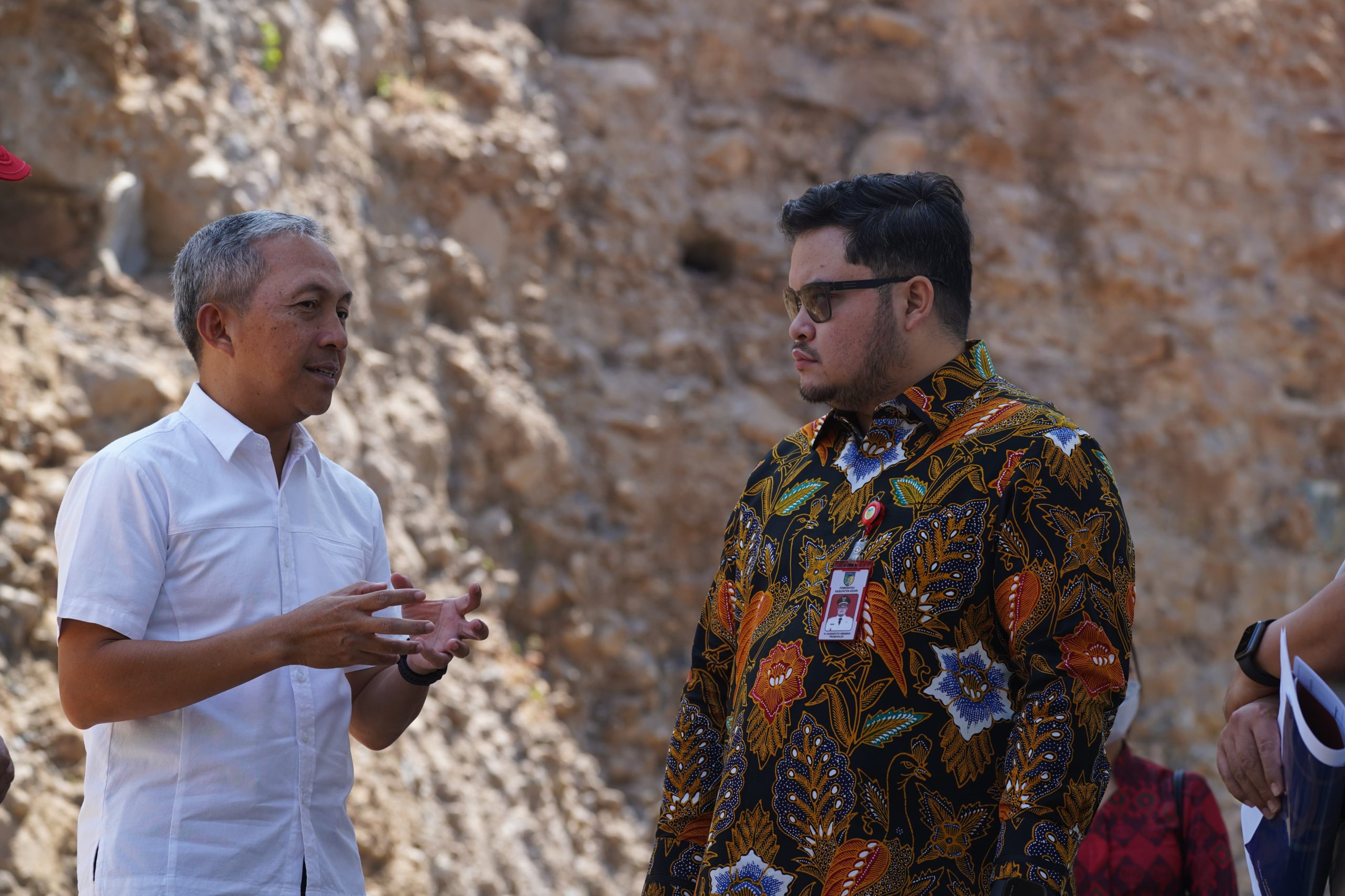 Bupati Kediri Mas Dhito sedang meninjau lahan yang dipersiapkan untuk lokasi pembangunan hotel haji