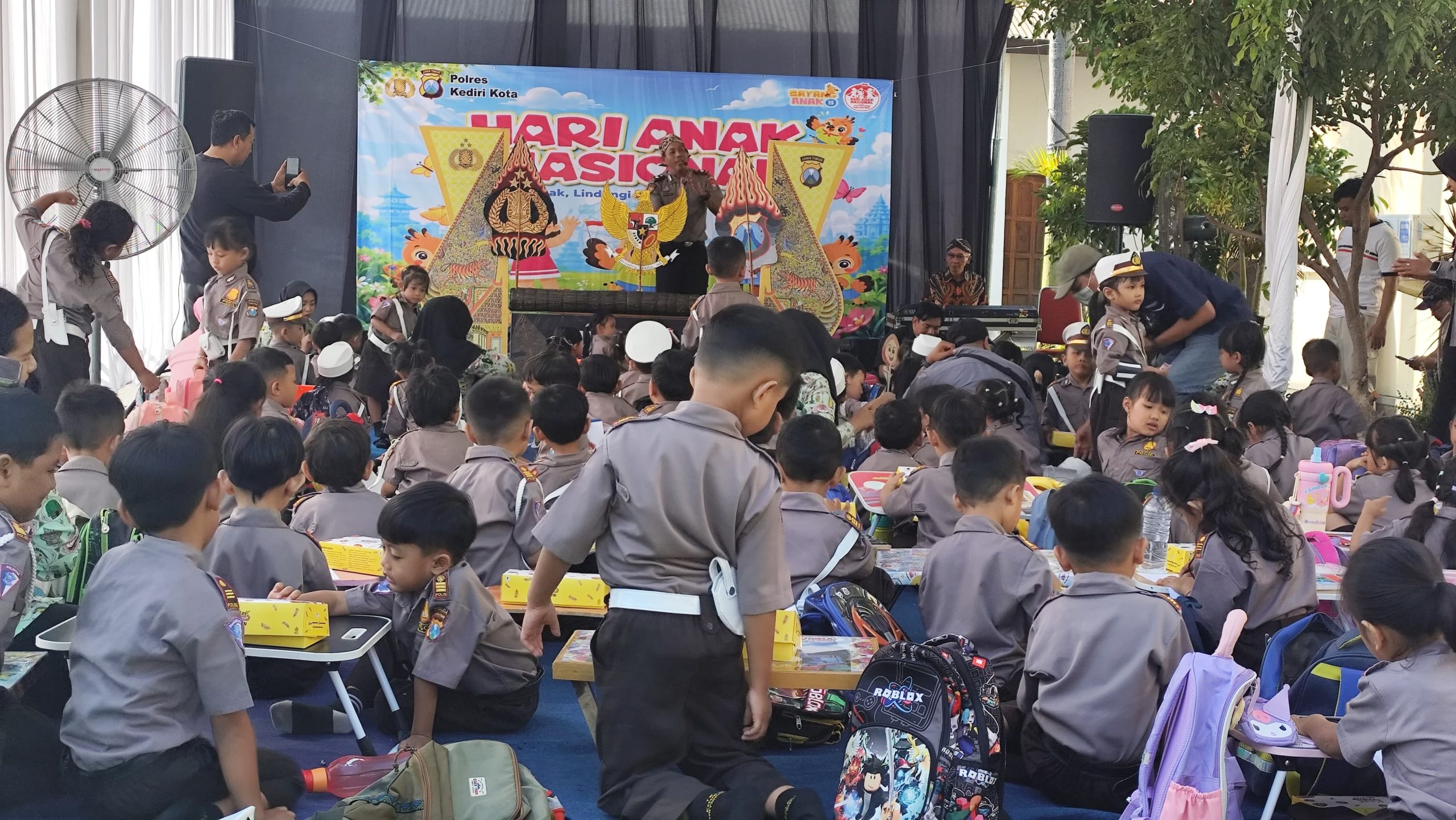 Polres Kediri Kota mengenalkan edukasi kamtibmas melalui wayang kartun kepada anak-anak dalam rangka Hari Anak Nasional 2026