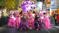 Kontingen PT Gudang Garam tampil megah dengan tema kerajaan bunga anggrek di Dhoho Night Carnival 2026