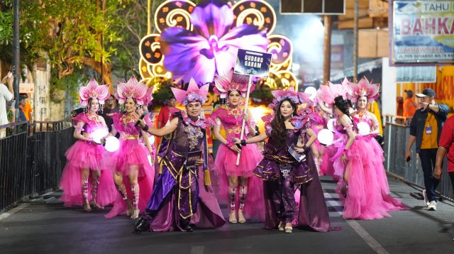 Kontingen PT Gudang Garam tampil megah dengan tema kerajaan bunga anggrek di Dhoho Night Carnival 2026