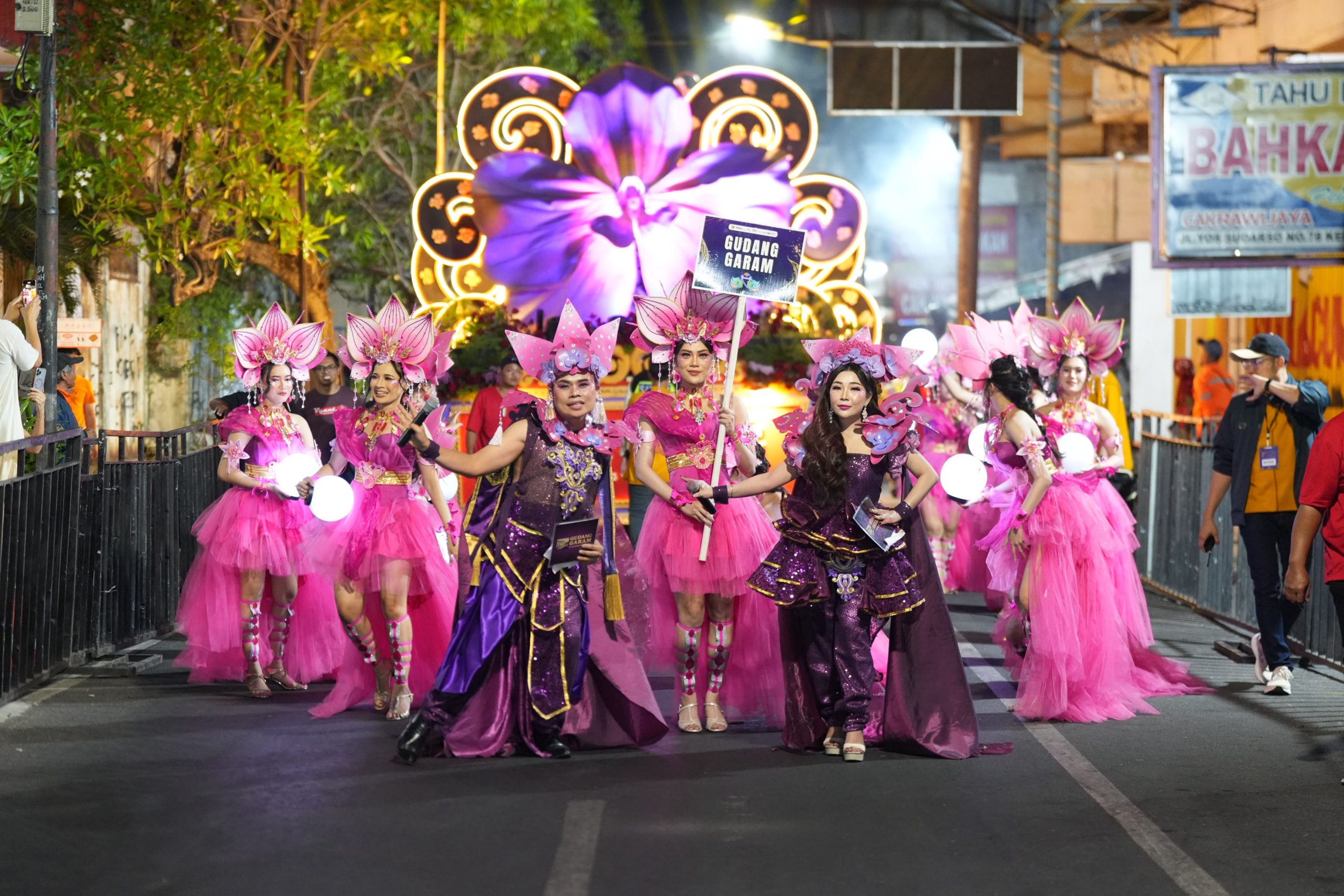 Kontingen PT Gudang Garam tampil megah dengan tema kerajaan bunga anggrek di Dhoho Night Carnival 2026
