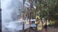 Petugas pemadam kebakaran memadamkan api yang melanda kandang ayam di Kecamatan Wates, Kabupaten Kediri.