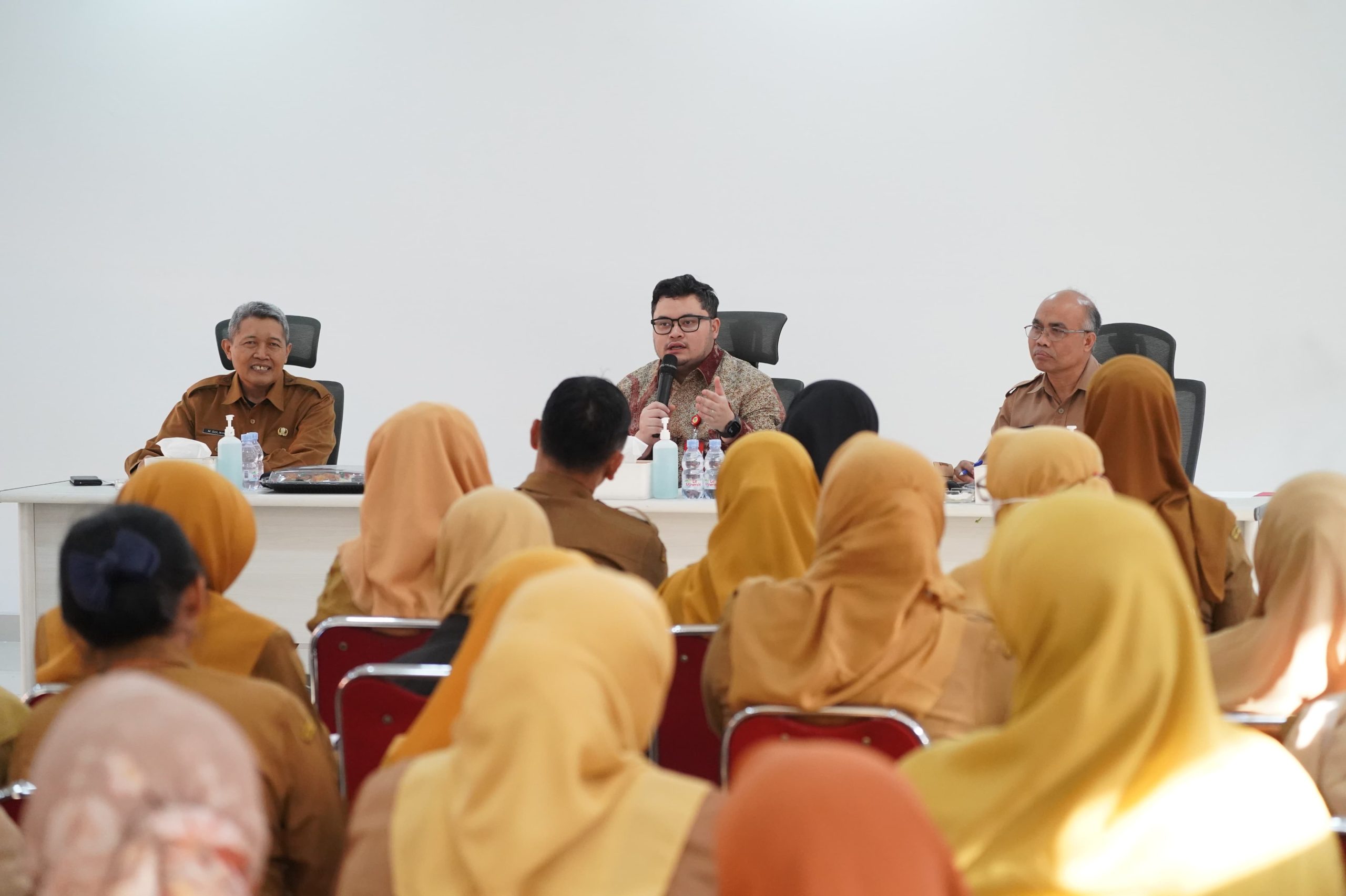 Bupati Kediri Hanindhito Himawan Pramana (Mas Dhito) memberikan arahan kepada kepala puskesmas dan camat terkait pembentukan Satgas Kesehatan.