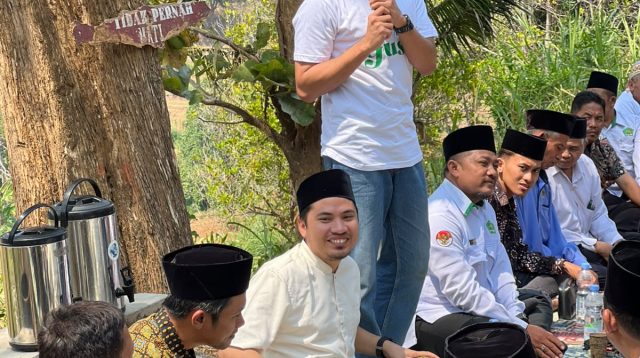 Cak Ebel saat melakukan ziarah dan memanjatkan doa di makam pahlawan nasional Tan Malaka di Kediri