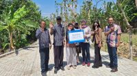 BRI Peduli TJSL Bantuan Jalan Paving Ngumpul Nganjuk Penyerahan simbolis bantuan program TJSL BRI Peduli senilai Rp50 juta untuk pembangunan jalan paving kepada aparat Desa Ngumpul Nganjuk