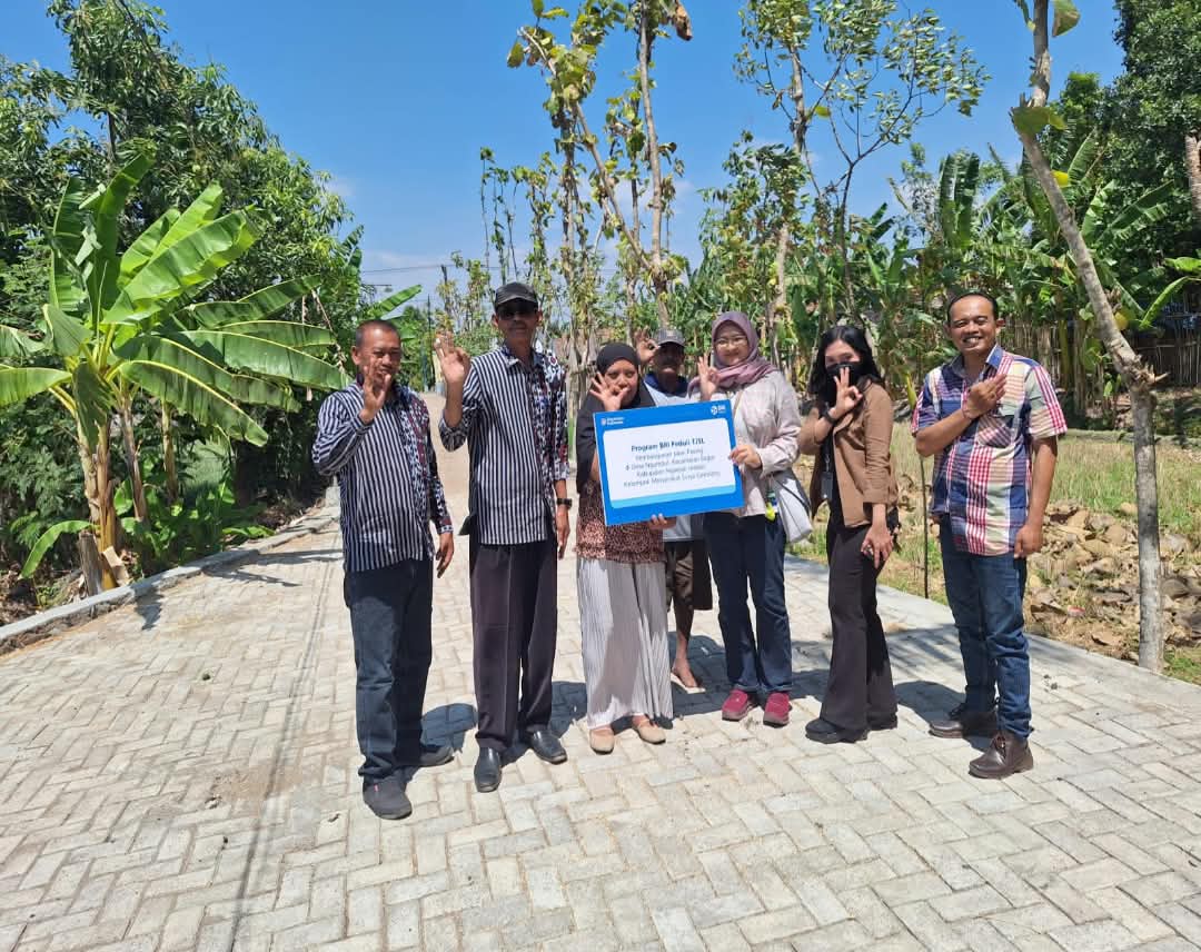 Penyerahan simbolis bantuan program TJSL BRI Peduli senilai Rp50 juta untuk pembangunan jalan paving kepada aparat Desa Ngumpul Nganjuk