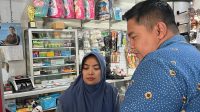 Toko Kiss Agen BRILink Andalan Warga Desa Kendal Nganjuk Pemilik Toko Kiss saat melayani transaksi perbankan warga Desa Kendal Nganjuk melalui layanan mesin EDC Agen BRILink