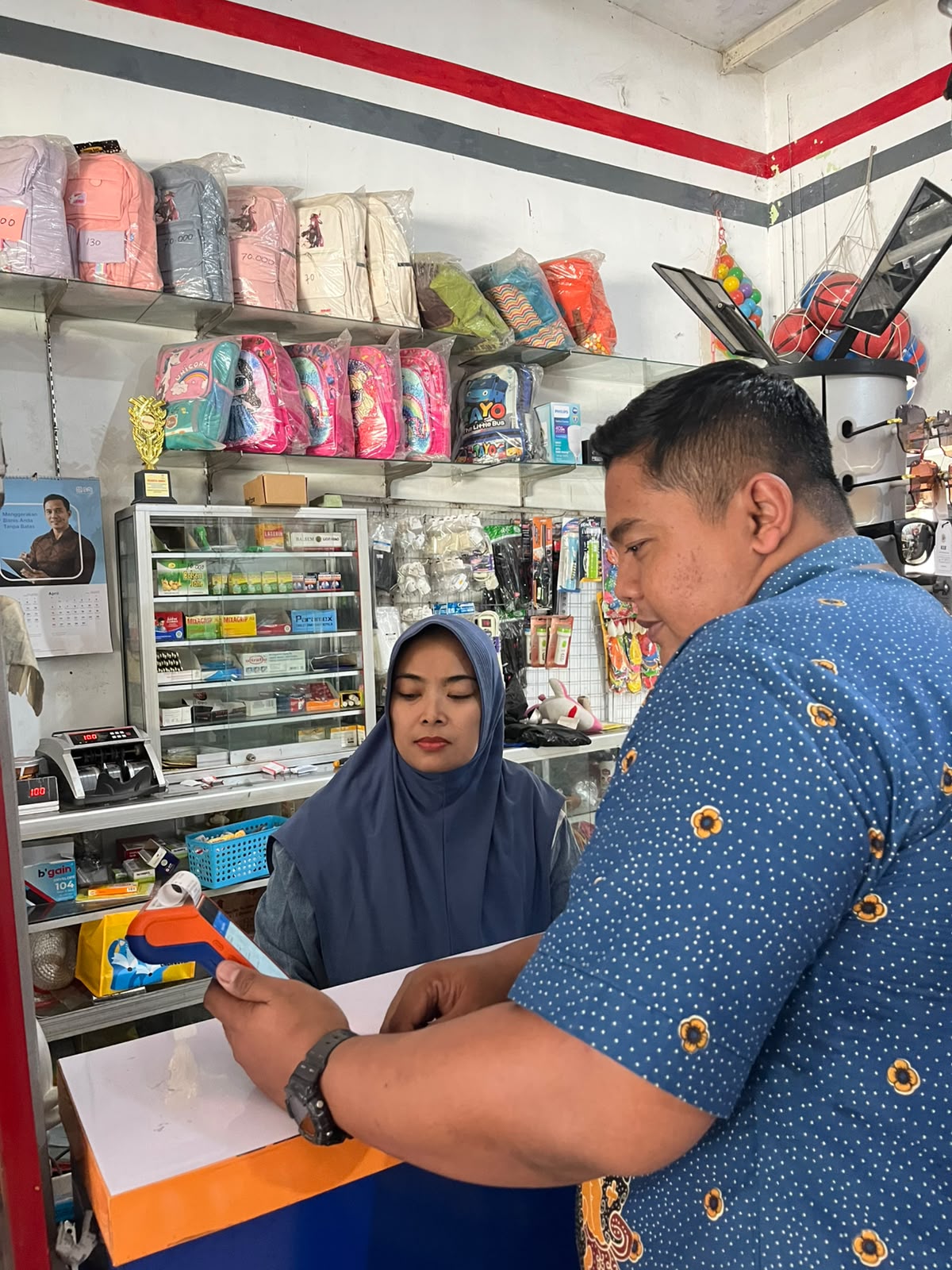 Pemilik Toko Kiss saat melayani transaksi perbankan warga Desa Kendal Nganjuk melalui layanan mesin EDC Agen BRILink