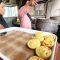Proses pemanggangan Kue Lumpur Bakar Nduk D'Tha khas Pare Kediri di atas tungku arang