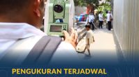 Proses Pengukuran Tanah Terjadwal oleh Petugas Pertanahan Petugas pertanahan sedang melakukan proses pengukuran tanah milik warga secara terjadwal