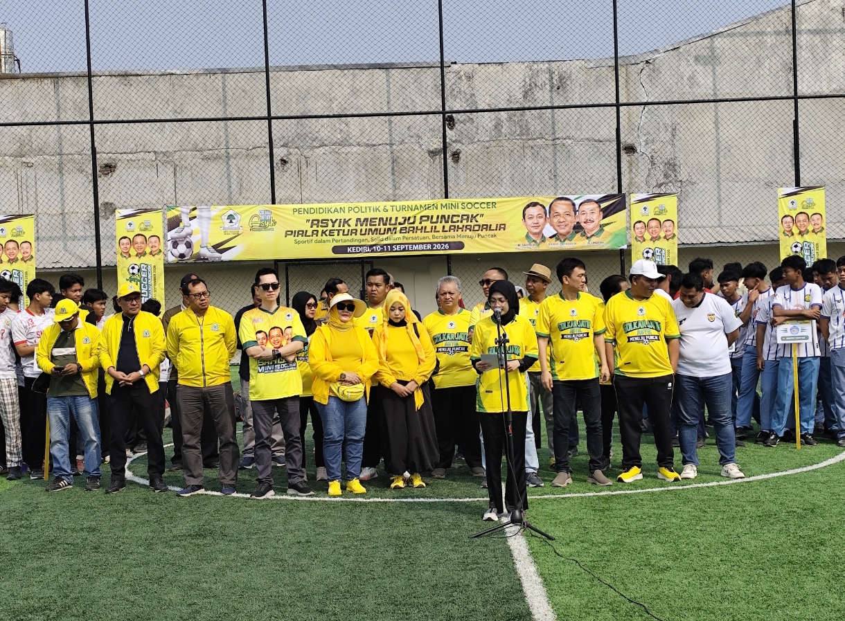 Aksi pemain muda saat bertanding dalam turnamen Bahlil Mini Soccer U-17 Zona Kediri menuju babak final di Surabaya