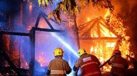 Petugas damkar dan warga saat memadamkan kebakaran di Pondok Junuudul Musthofa Mojo Kediri