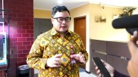 Pekerja dan alat berat saat melakukan pembongkaran Jembatan Cerme di Grogol Kediri
