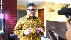 Pekerja dan alat berat saat melakukan pembongkaran Jembatan Cerme di Grogol Kediri