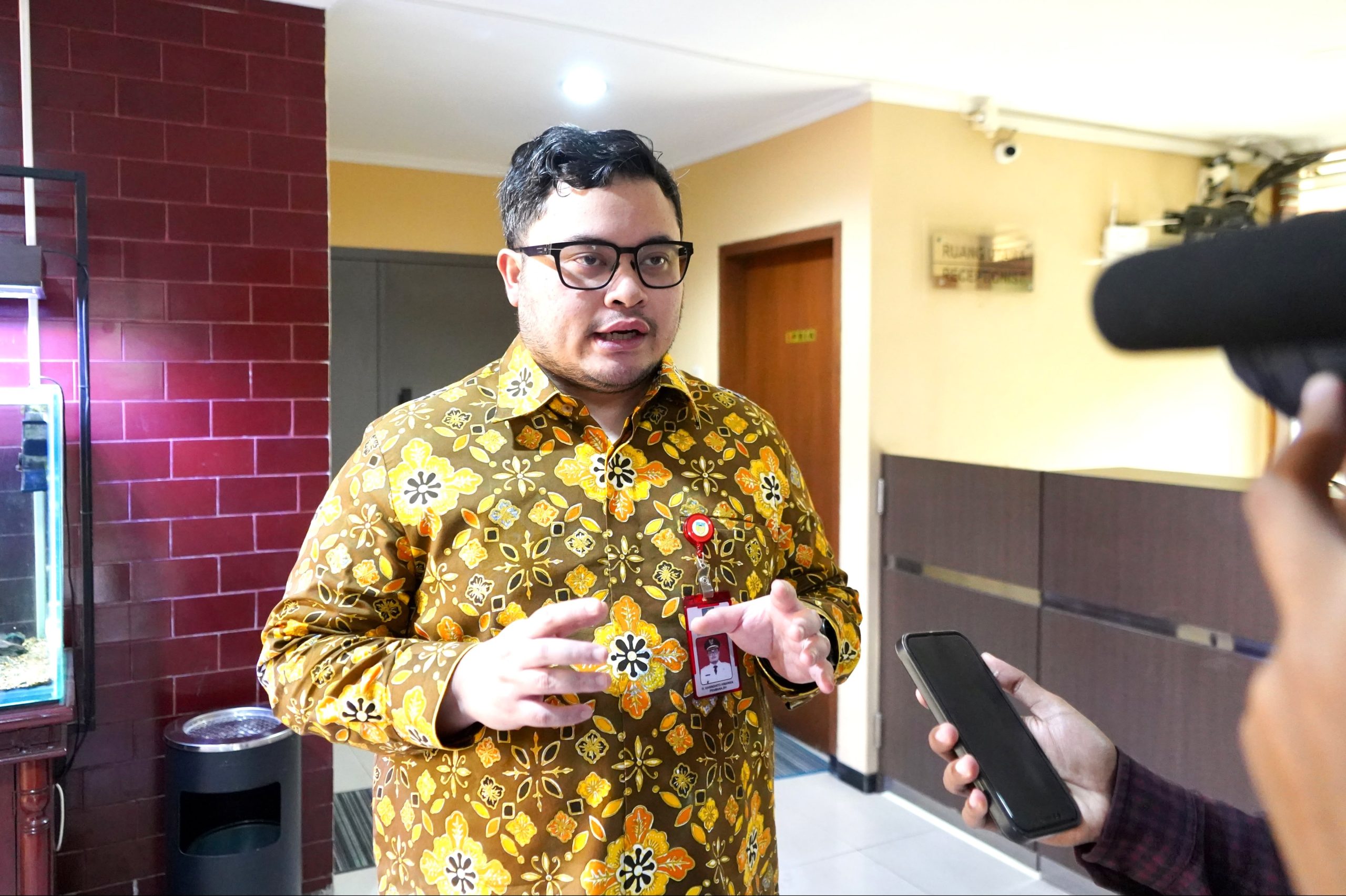 Pekerja dan alat berat saat melakukan pembongkaran Jembatan Cerme di Grogol Kediri